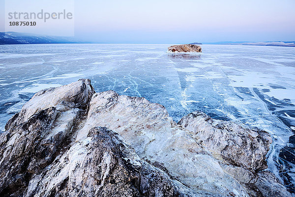 Fernansicht der Insel Borga-Dagan  Baikalsee  Insel Olchon  Sibirien  Russland