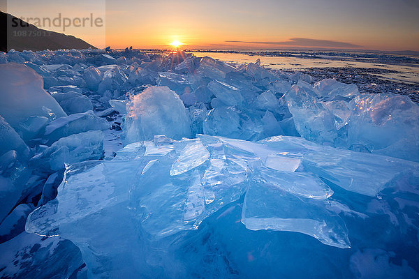 Gestapeltes Brucheis bei Sonnenuntergang  Baikalsee  Insel Olchon  Sibirien  Russland