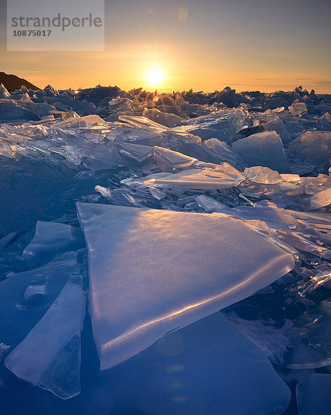 Gestapeltes Brucheis bei Sonnenuntergang  Baikalsee  Insel Olchon  Sibirien  Russland