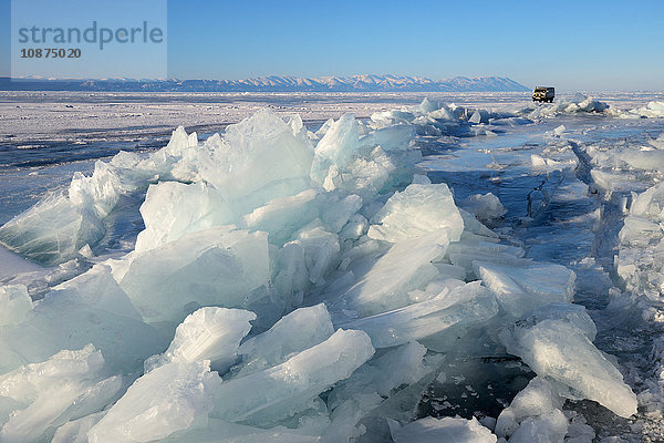 Gebrochenes Eis und Geländewagen für Touristen  Baikalsee  Insel Olchon  Sibirien  Russland