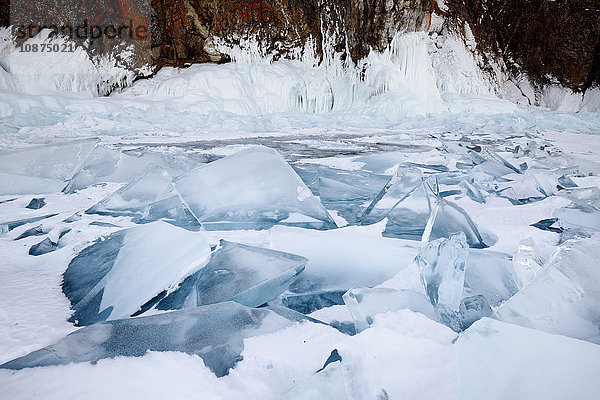 Gebrochenes Eis und Felsen  Baikalsee  Insel Olchon  Sibirien  Russland