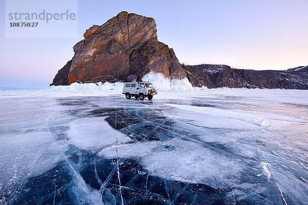 Touristisches Geländefahrzeug am Kap Khoboy  Baikalsee  Insel Olchon  Sibirien  Russland