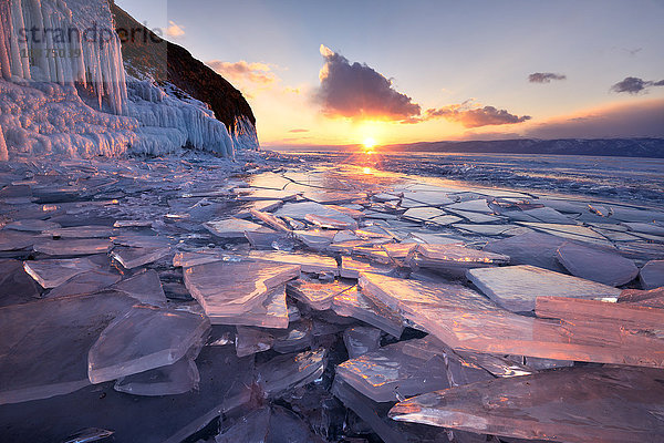 Gebrochenes Eis bei Sonnenuntergang  Baikalsee  Insel Olchon  Sibirien  Russland