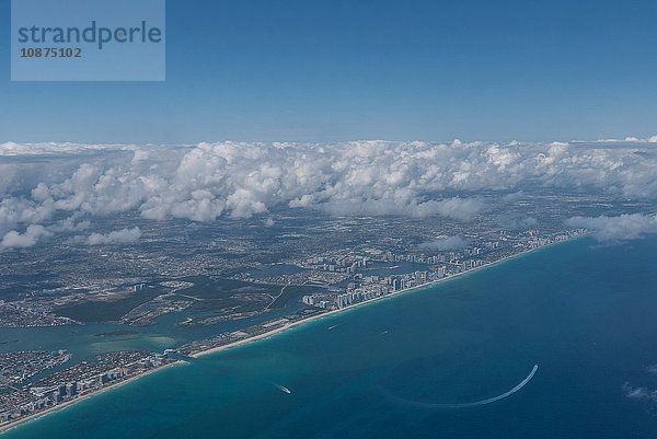 Luftaufnahme von Miami Beach  links Bal Harbour und rechts Haulover Beach  Florida  USA