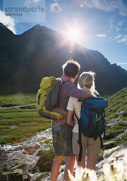 Paar beobachtet einen Gipfel in einem Gebirgstal in den Alpen  Dolomiten  Italien