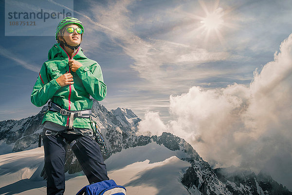 Bergsteigerin  die sich auf eine Besteigung vorbereitet  Mont Blanc  Chamonix  Frankreich