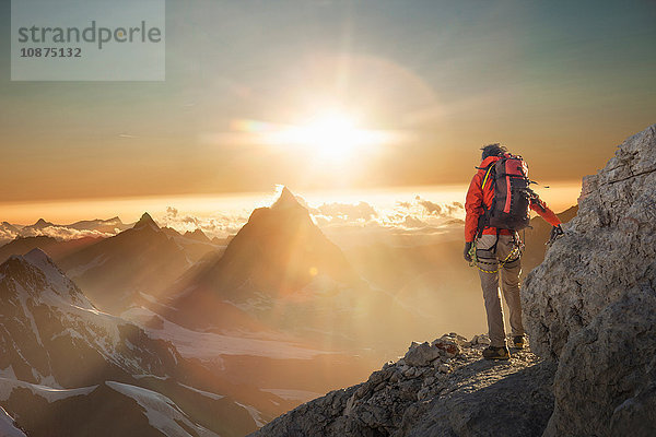 Bergsteiger beobachtet das Matterhorn bei Sonnenuntergang  Zermatt  Kanton Wallis  Schweiz