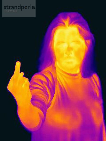 Wärmebild einer Frau  die in obszöner Fingergeste die Hand hochhält
