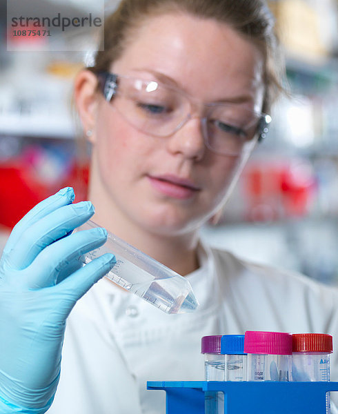 Wissenschaftler bereitet Puffer für die Antikörperreinigung im Labor vor  Jenner-Institut  Universität Oxford