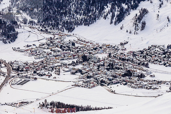 Schneebedeckte Stadt  Engadin  Schweiz