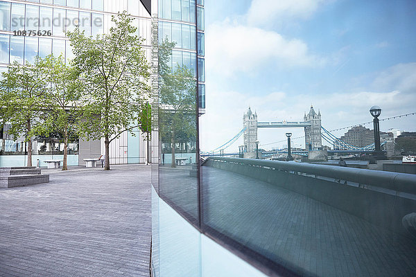 Tower Bridge spiegelt sich im Glasfenster  London  England  UK