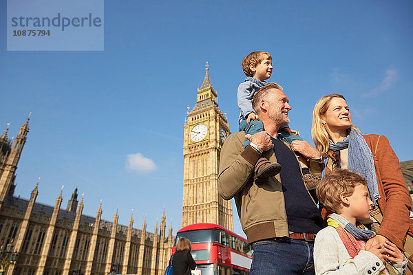 Familie vor Big Ben schaut weg