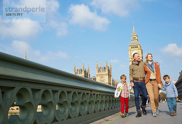 Familie geht über die Westminster-Brücke