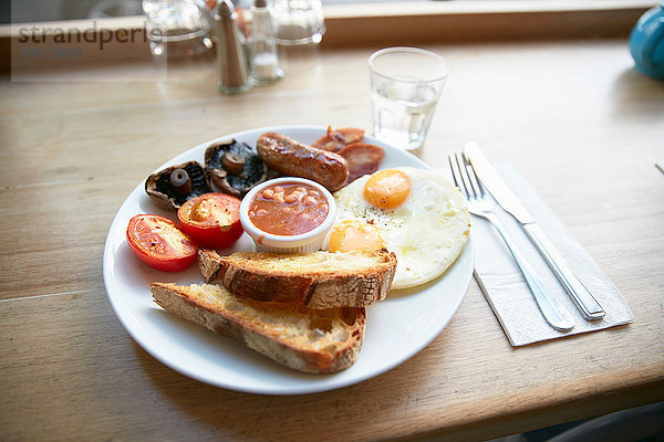 Vollständiges englisches Frühstück an der Theke im Cafe