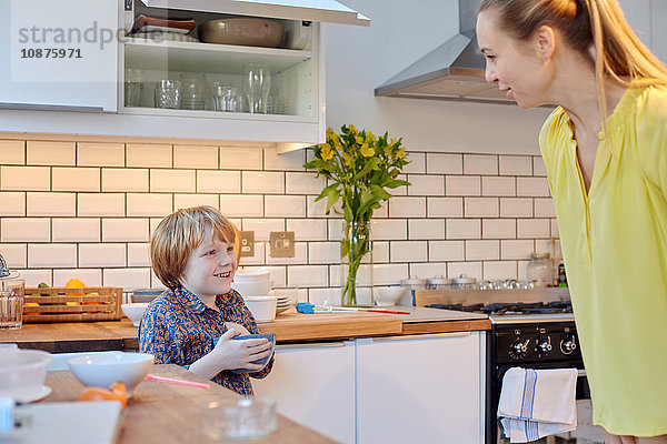 Mutter spricht mit Sohn in der Küche