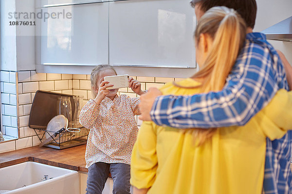 Tochter fotografiert Eltern in der Küche