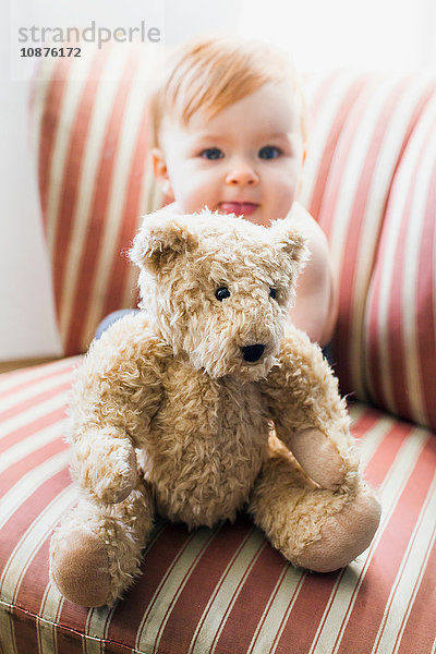 Porträt eines süßen Mädchens und eines Teddybären