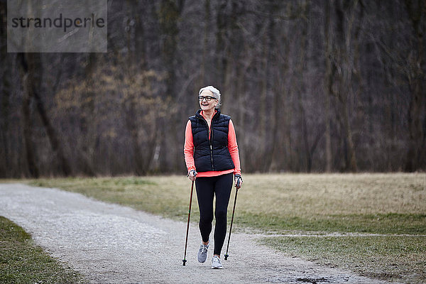 Ausgereiftes Frauentraining im Park  Nordic Walking mit Stöcken