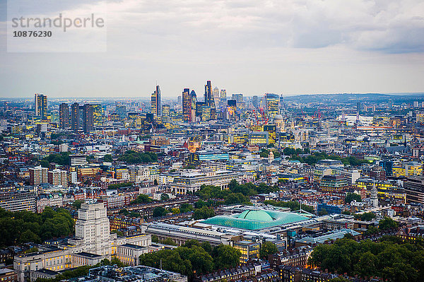 Erhöhtes Stadtbild und Skyline in der Abenddämmerung  London  England  UK