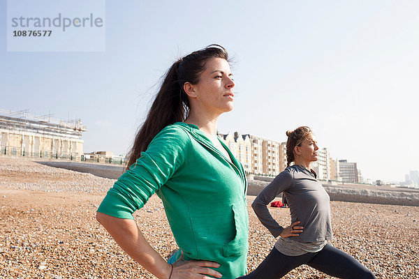 Zwei Frauen beim Aufwärmtraining am Strand von Brighton