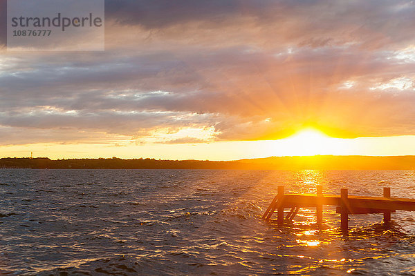 Holzsteg bei Sonnenuntergang  Starnberger See  Bayern  Deutschland