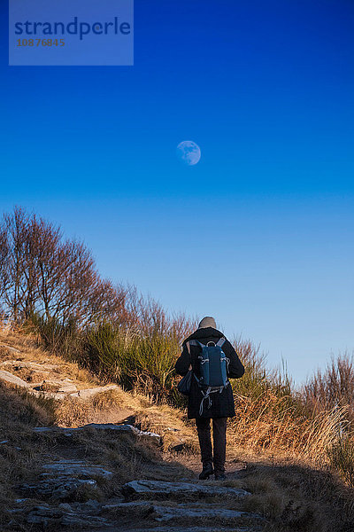 Rückansicht einer älteren Frau beim Wandern in den Bergen  Monte Generoso  Tessin  Schweiz