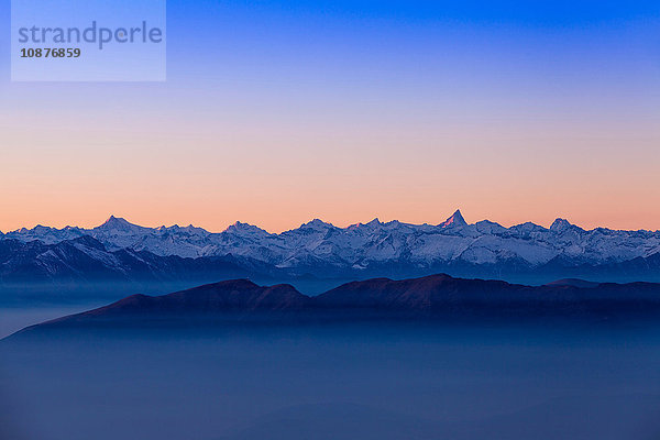 Hochgebirgslandschaft mit Talnebel in der Morgendämmerung  Monte Generoso Tessin  Schweiz