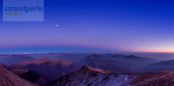 Erhöhte Bergpanoramalandschaft mit Talnebel in der Morgendämmerung  Monte Generoso Tessin  Schweiz