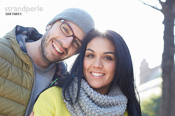 Porträt eines Paares mittlerer Erwachsener  das lächelnd in die Kamera schaut