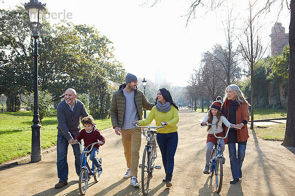 Mehrgenerationen-Familie im Park mit Fahrrädern