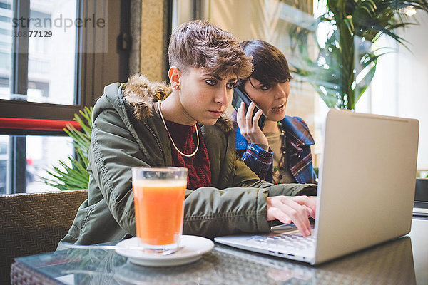 Zwei Schwestern im Cafe  mit Laptop