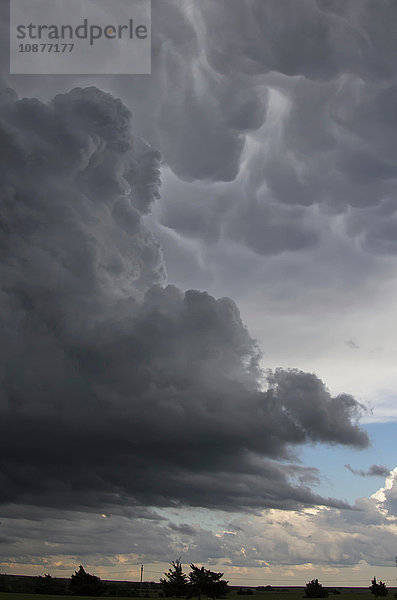 Aufgeregte Mammatus-Wolken steigen hinter dunklem Himmel auf