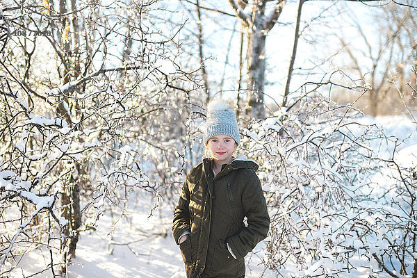 Porträt eines jungen Mädchens in verschneiter Landschaft
