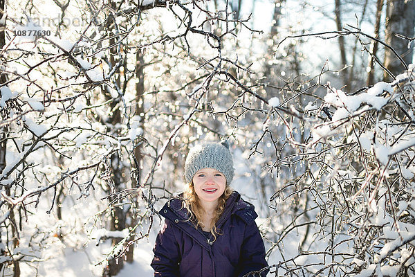 Porträt eines jungen Mädchens in verschneiter Landschaft