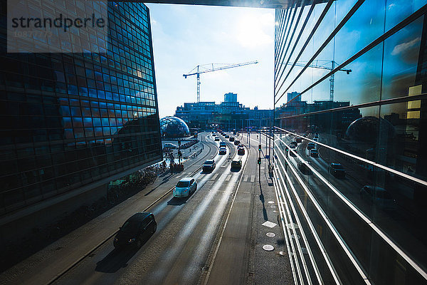 Erhöhtes Stadtbild mit Autobahnverkehr und Bürogebäuden  Kopenhagen  Dänemark