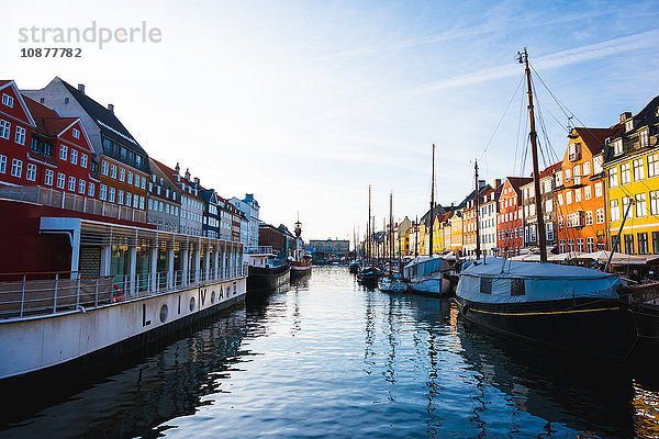 Traditionelle Stadthäuser und festgemachte Boote am Ufer des Kanals  Kopenhagen  Dänemark