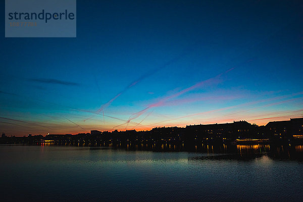 Silhouettenhafter Sonnenuntergang über dem Flussufer  Kopenhagen  Dänemark