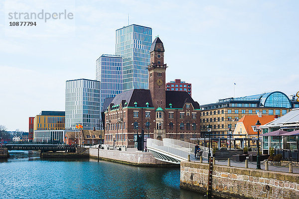 Uhrenturm und Bürogebäude am Wasser  Malmö  Schweden