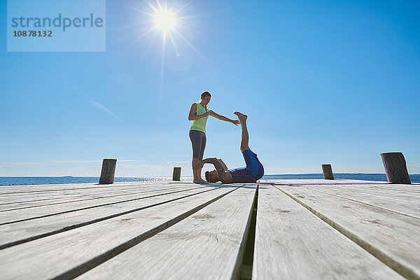 Mitteldistanzansicht von Frauen auf dem Pier beim Sport