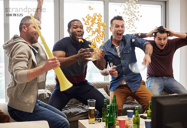 Gruppe von Männern sieht Sportereignis im Fernsehen und feiert