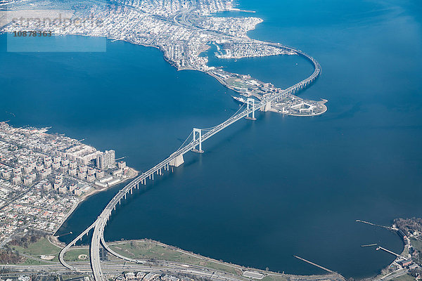 Luftaufnahme der Brücke über den East River  New York  USA