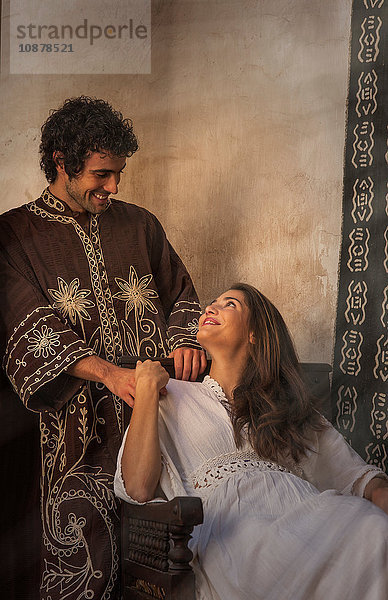 Lächelndes Kaftanpaar von Angesicht zu Angesicht  Marrakesch  Marokko