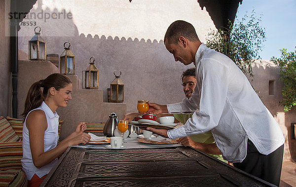 Kellner  der jungen Paaren das Frühstück serviert  Marrakesch  Marokko
