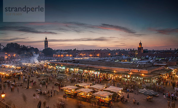 Jemaa el-Fnaa-Platz in der Abenddämmerung beleuchtet  Marrakesch  Marokko