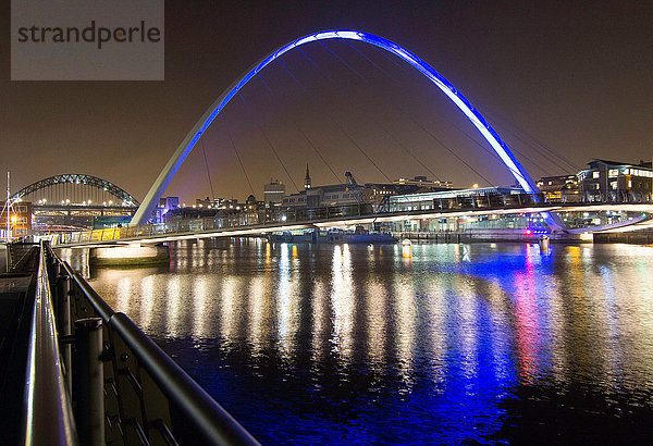 Millenniumsbrücke bei Nacht  Newcastle  UK