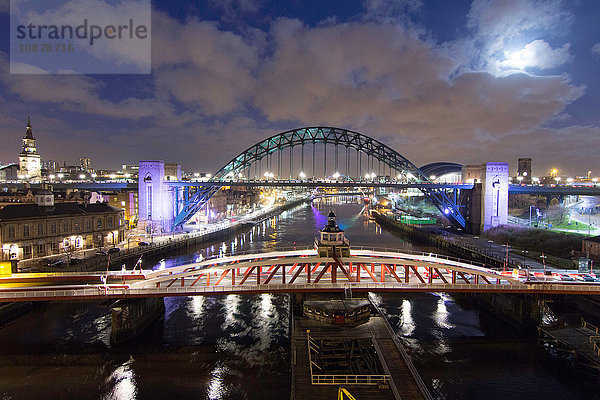 Drehbrücke und Tyne-Brücke bei Nacht  Newcastle  UK