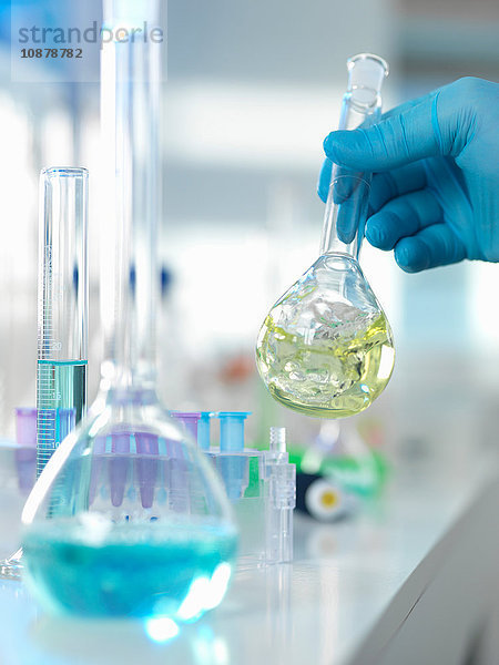 Wissenschaftler  der während eines Experiments im Labor eine chemische Formel in einem Erlenmeyerkolben vorbereitet