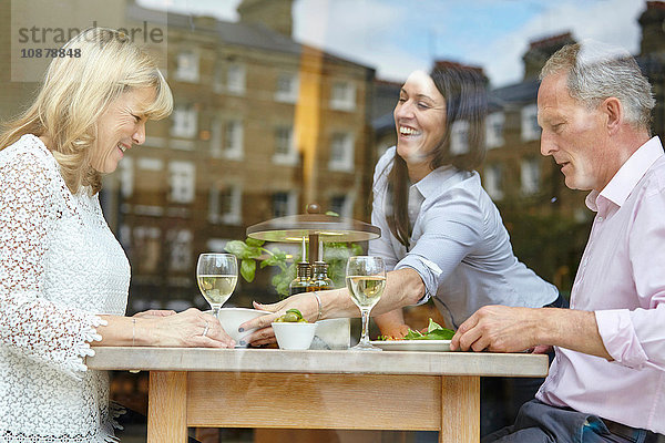 Kellnerin serviert reifem Dating-Paar am Restauranttisch Mittagessen  London  UK