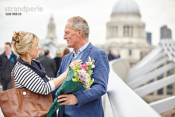 Romantisches reifes Liebespaar begrüßt sich auf der Millennium Bridge  London  UK