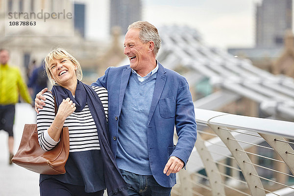 Älteres Paar lacht beim Überqueren der Millennium Bridge  London  UK